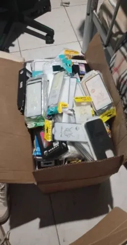 CAIXA COM MAIS DE 150 CAPAS E 200 PELÍCULAS DE CELULAR XIAOMI ANTIGO