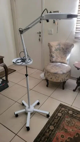 Lupa LED Tripé Estek Branca com Bandeja