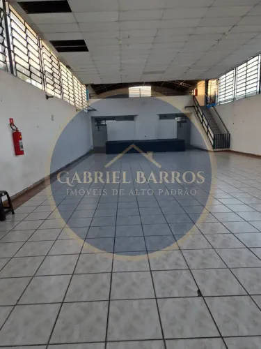 Galpão com 500m² de terreno e de área construída, com casa na frente no bairro Jardim Paul