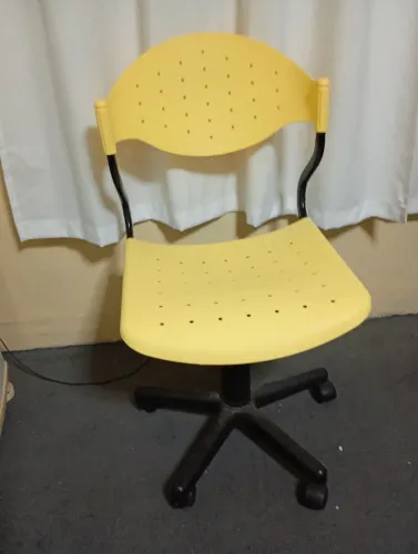 Cadeira giratória com regulagem