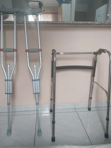 Par de muletas axilares e andador