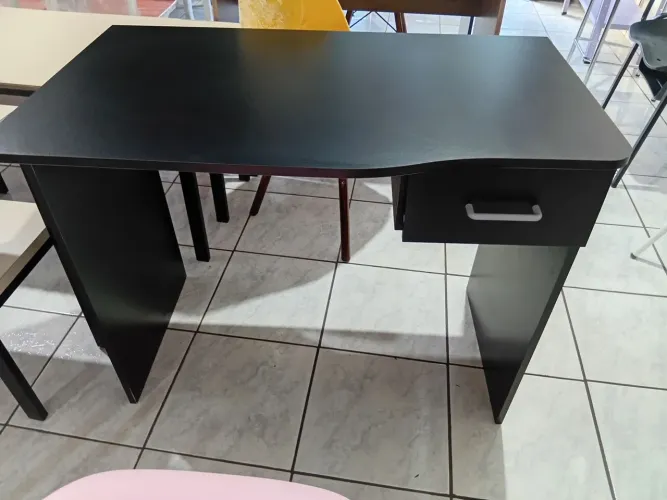 Escrivaninha com uma gaveta