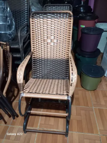 Cadeira de balanço em fibra sintética