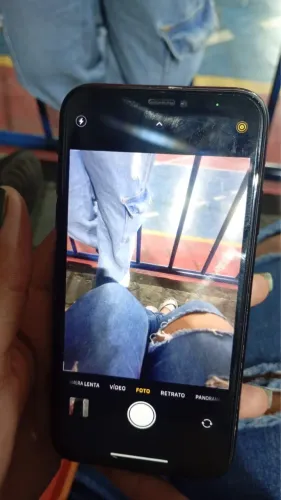 iPhone xr com 81% de bateria,650,00$,buscar pessoalmente,acompanha 4capinhas