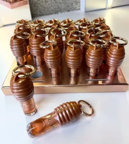 Experimente o brilho labial Gloss Mel, um toque de doçura e glamour para seus lábios