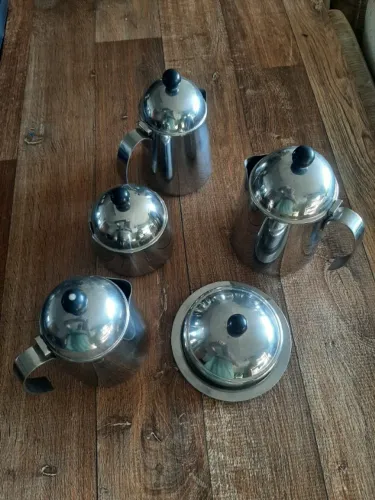 CONJUNTO VINTAGE DE CHÁ E CAFÉ EM AÇO INOX (NOVA METAL) COM BANDEJA (TOTAL 06 PEÇAS)