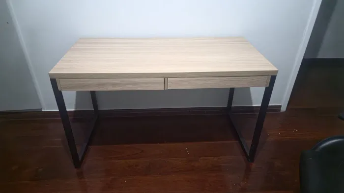 Mesa/escrivaninha para escritório com gavetas