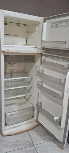 Vede-se geladeira em bom estado