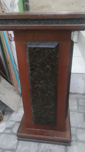 Vendo coluna pedestal com laterais em mármore