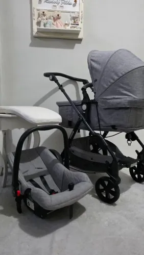Carrinho de bebê e bebê conforto completo no ponto de usa