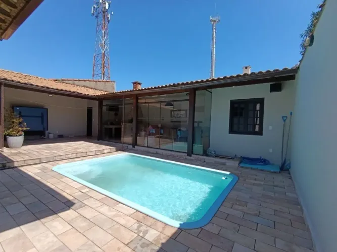 Linda casa linear com 3 dormitórios e piscina na Morada da Colina!