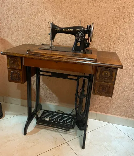Maquina singer com gabinete e acesso originais
