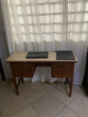 Escrivaninha Antiga em Madeira Maciça com Tampo de Mármore Travertino - Desapego Mudança