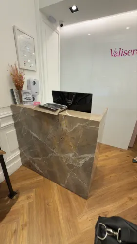Balcão Caixa em ?L? com mármore italiano rosa - VENDO TAMBEM SEM A PEDRA