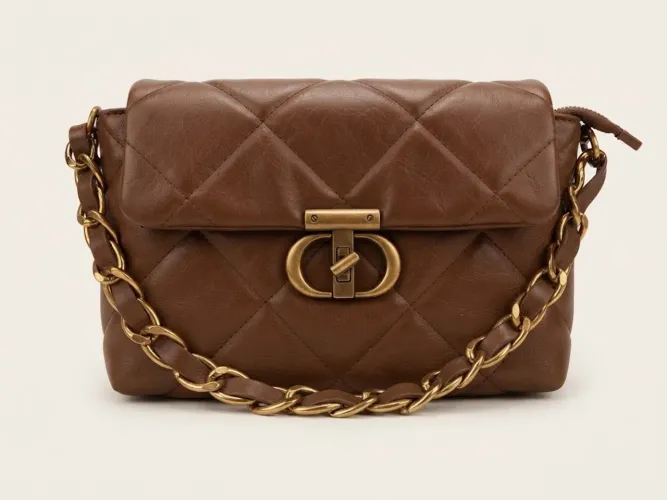 Bolsa feminina acabamento matelassê.