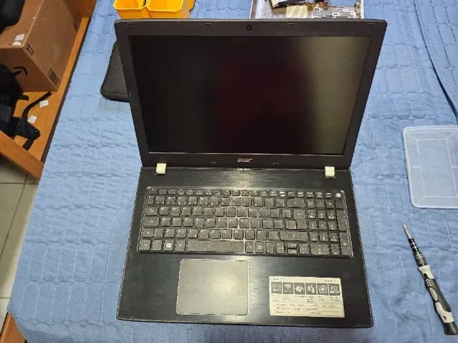 Vendo notebook Acer Aspire E 15, modelo E5-553G-T4TJ, com defeito e sem funcionamento