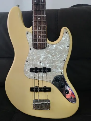 Baixo Eagle jazz Bass em ótimo estado.