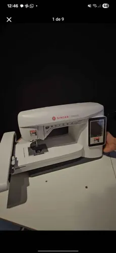 Maquina de Bordado computadorizada. Semi nova.