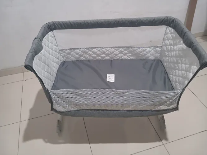 Berço Moisés . Poucas marcas de uso. Acompanha colchão e véu