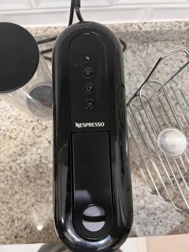 Cafeteira Nespresso Essenza Plus
