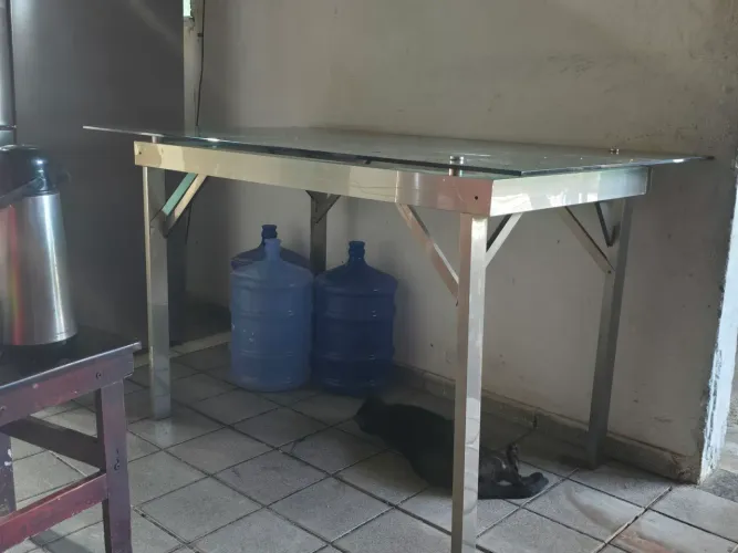 Mesa de vidro: base alumínio, tampo vidro verde temperado