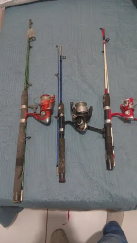 Vendo varas de pesca usado apenas 3 vezes,um joke 4 rolamento e uma xingú 10 rolamento