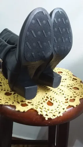 Bota para o frio cano longo. Sem uso.