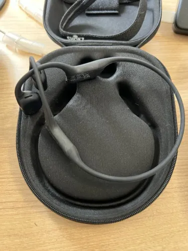 Fone Shokz OpenRun Pro preto com estojo - pouco uso