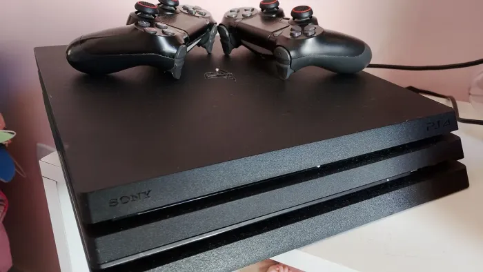 PS4-PRO, 1 terabyte, 2 controles/ aceito. ps4 slim e Xbox com volta