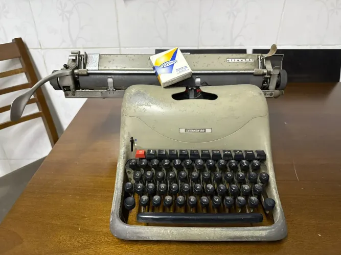 Antiga Máquina de Escrever - Olivetti Lexikon 80