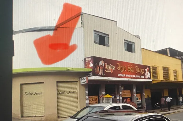 Aluga-se ponto comercial em frente aos correios da rua São João.