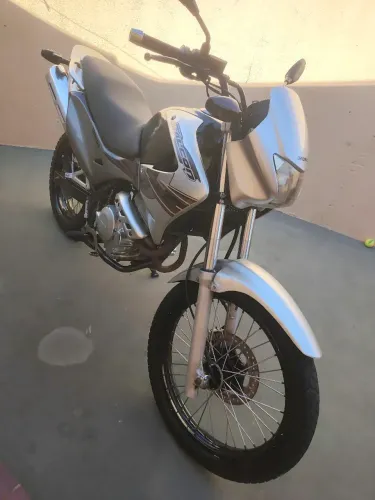 Vende. Se ou troca por moto menor valor até 8.000