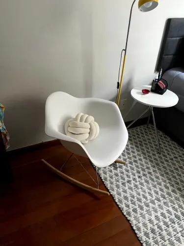 Cadeira de balanço branca eames