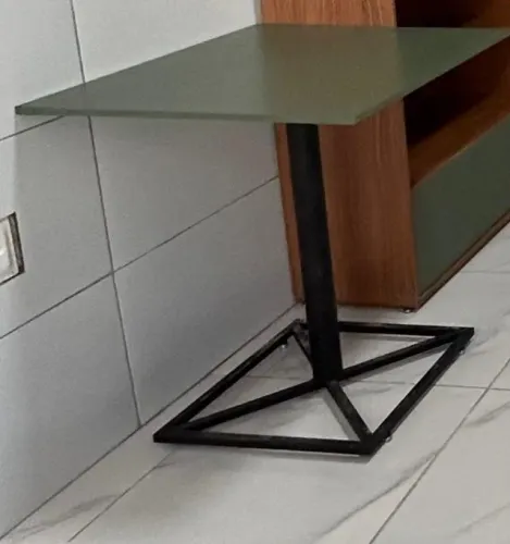 02 Mesas com 2 Cadeiras Cada