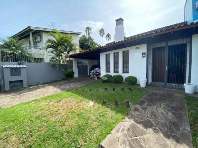 Casa com 247m² 1 suíte, 4 dormitórios e pátio com piscina - Ipanema / ZS - POA