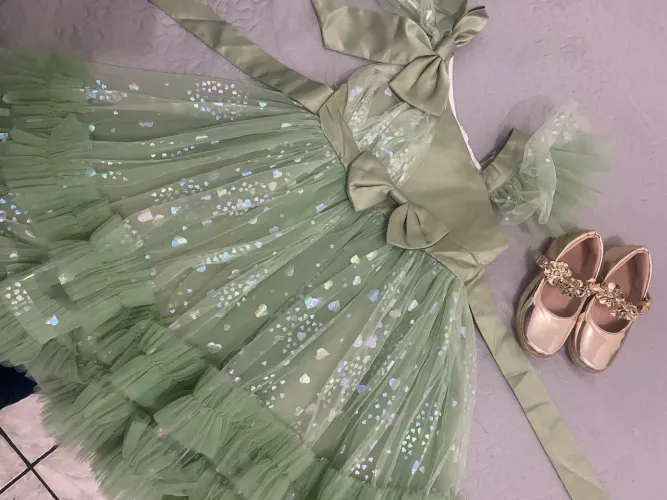 vestido de luxo infantil e sapatilha dourada