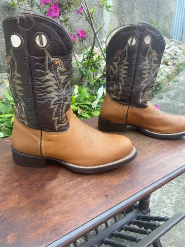 Bota texana em couro legítimo country mostarda e marrom com detalhes especiais