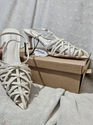 Sapato Scarpin Slingback Com Multi Tiras Off White