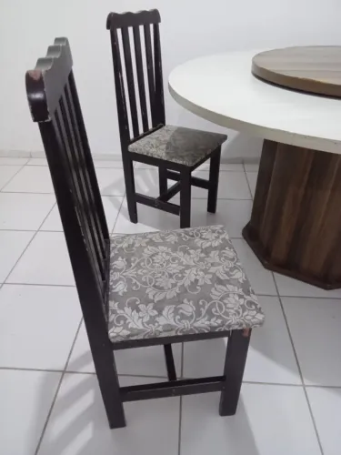 Vendo mesa de 4 cadeiras tem marca de uso valor 550