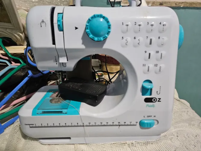 Máquina De Costura Reta ZigZag Points Portátil Branca Bivolt