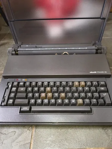 Máquina de escrever Olivetti elétrica