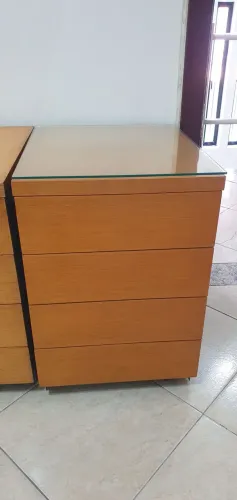 Arquivos com rodinhas   e  4 gavetas .