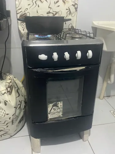Fogão de 4 boca, pega todas a boca e o forno, tem marca uso 