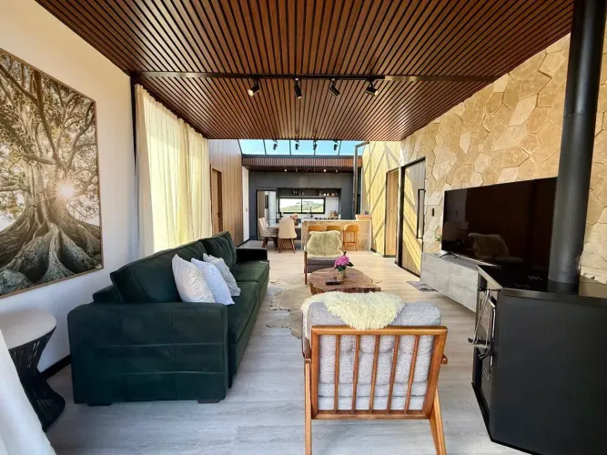 Casa em condomínio no Rancho Queimado, 100% mobiliada, com lareira e clara boia. Aceita pe