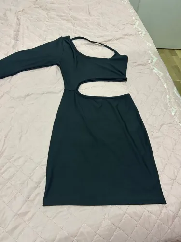 Vestido Feminino Preto com Recorte na Cintura.
