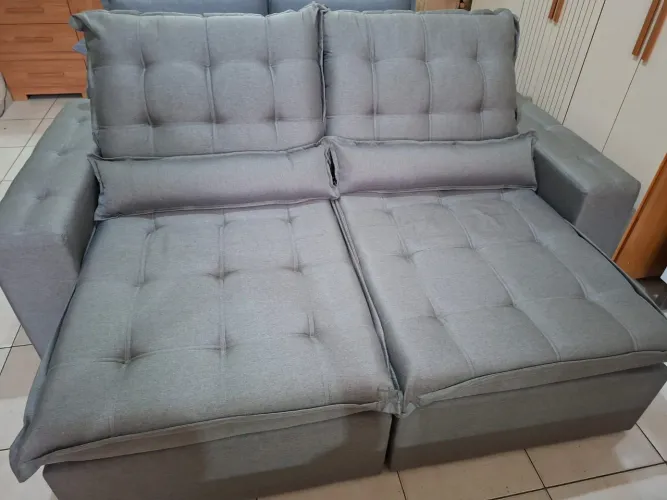 Sofá Retrátil Novo De Mostruário De 2.990 por 2.290 tem 2.30 de largura tecido linho cor .