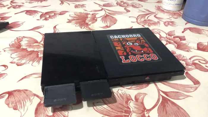 PS2 Slim: 2 controles (1 original/1 paralelo), 15 jogos, Tekken 5 original. Sem áudio.
