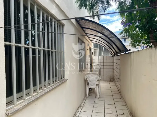 Apto 2 quartos/suíte, primeiro andar com área lateral na Praia do Morro !