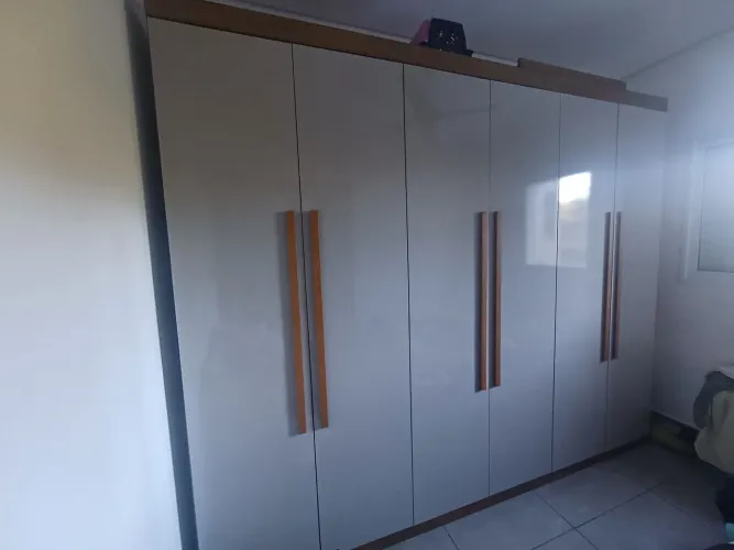 roupeiro semi-novo