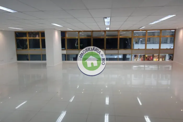Sala Comercial à Venda ou Locação no Centro do Rio de Janeiro-RJ: 1 Banheiro, 220m² de Áre